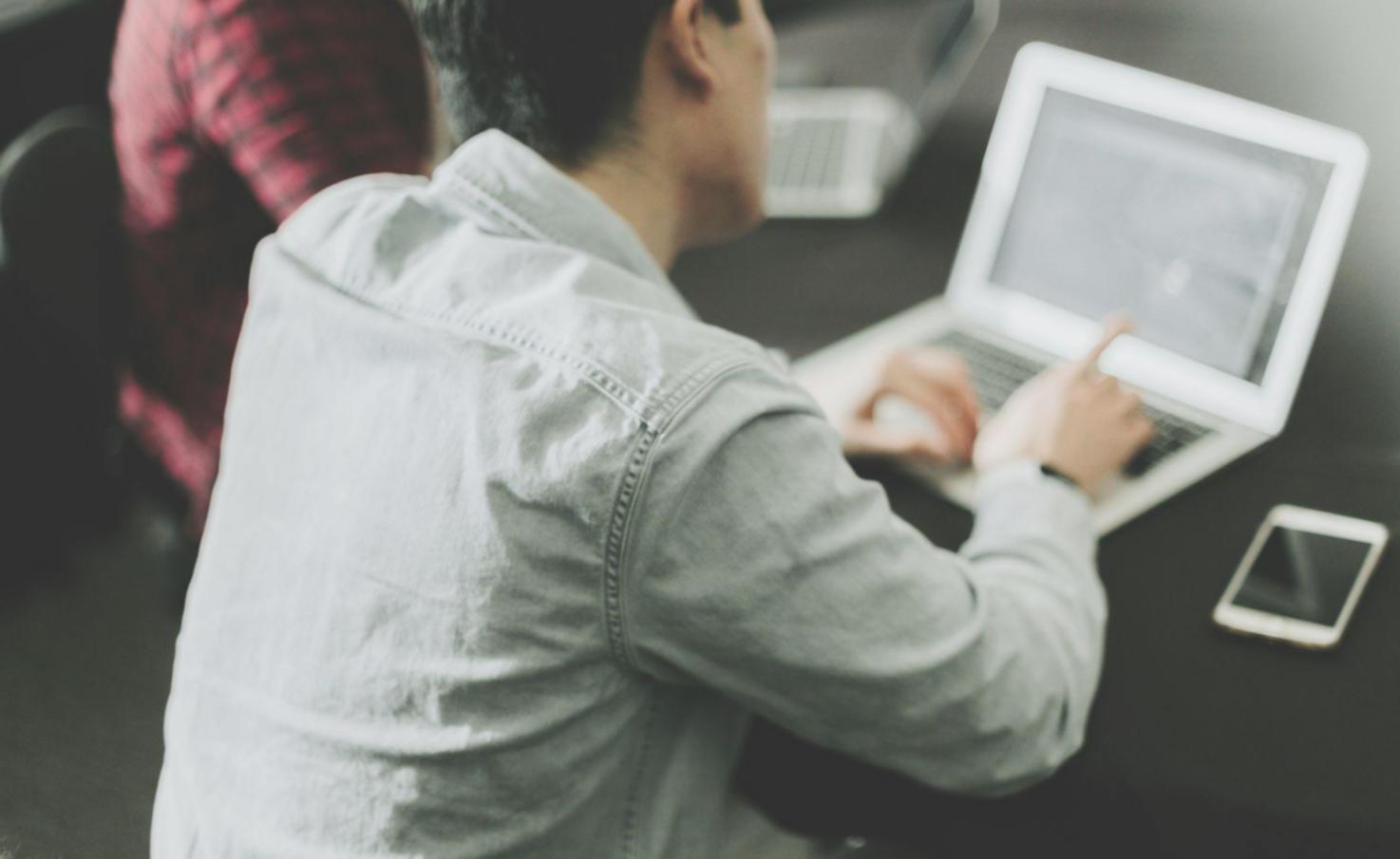 Профессиональная команда налоговых консультантов за работой