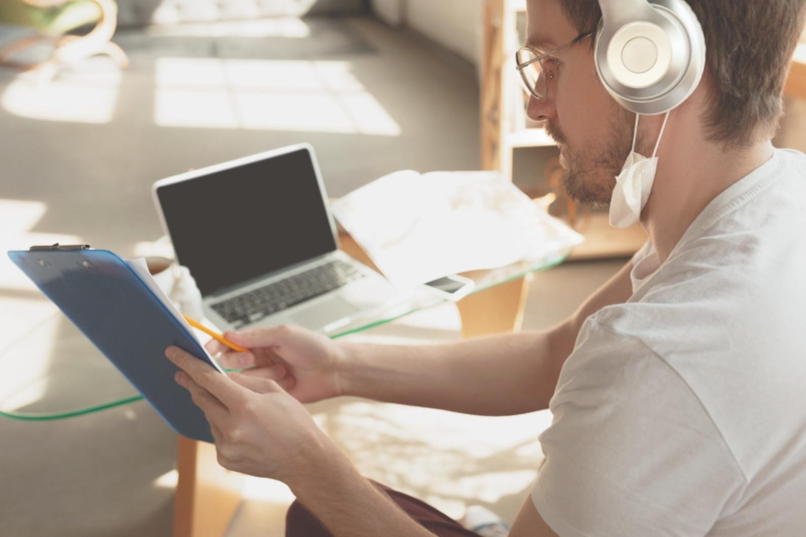 Современный офис с удобными рабочими местами для консультаций