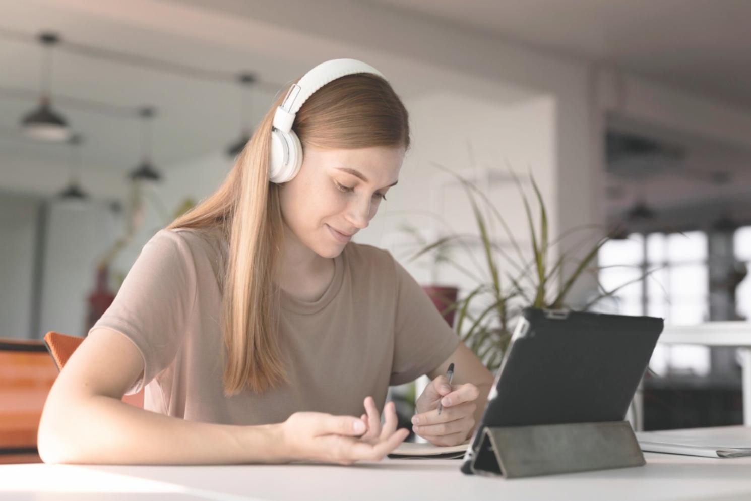 Документы и налоговые формы аккуратно разложенные на рабочем столе